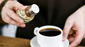 Trucul simplu care te scapă de arsurile la stomac: sarea în cafea. Câtă sare trebuie să pui la o ceașcă de cafea